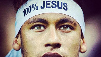 Neymar sugere perseguição na Espanha por ‘levantar nome de Jesus’