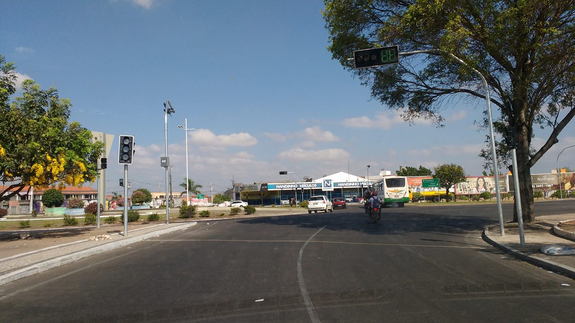 Foto tirada pouco antes da 8 da manhã de hoje. Mesmo sendo dia de feira, o trânsito no local estava tranquilo com os semáforos deligados. (Foto: www.pa4.com.br)