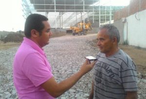 Repórter Carlos Alexandre entrevistando seu José Texieira Lima - proprietário de um dos terrenos.