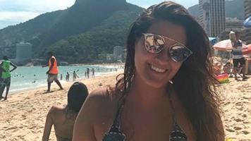 Filha de William Bonner e Fátima Bernardes posa na praia e faz sucesso na web