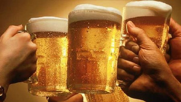 Empresa procura estagiários para viajar o mundo e beber cerveja; salário é de R$ 36 mil