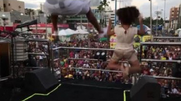 Filha de Scheila Carvalho e Tony Salles dança muito em trio elétrico no Carnaval