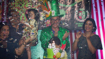 Derinho Oliveira comemora 45 anos homenageando Chacrinha (Fotos)