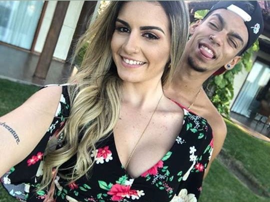 Devinho Novaes defende namorada após ser chamada de interesseira: “Qual é a mulher que não quer namorar comigo?”