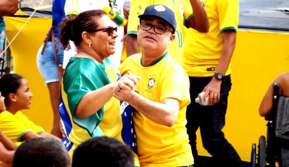 Brasil avança às quartas de final e torcida Pauloafonsina baila na Arena da Copa (Vídeos e Fotos)