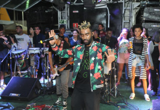 Pauloafonsinos da banda Àttooxxá arrastam galera no trio na Copa Vela