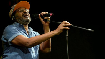 “Para essa porra, ô filho da p#t@…”, esbravejou Edson Gomes durante o show de Jonas Esticado