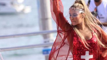 Após cobranças dos fãs, Cláudia Leitte adere ao #EleNão: ‘Nunca vou tolerar ódio contra vocês’