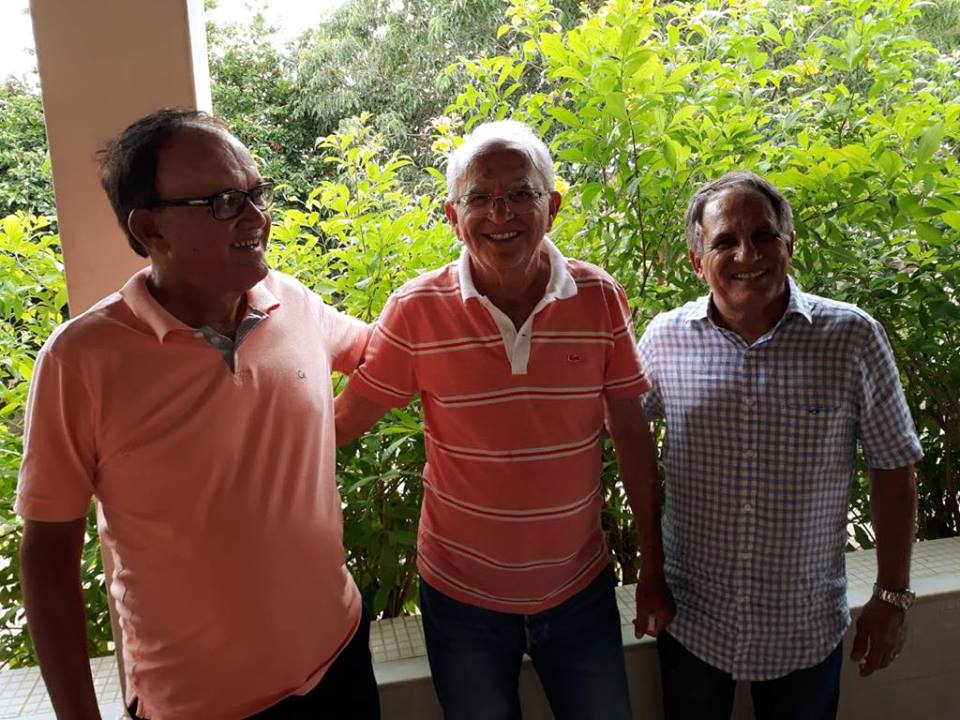 Prefeito Luiz de Deus organiza festa surpresa para o aniversariante Paulo de Deus