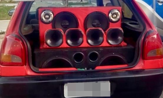 Após denúncia, polícia apreende “paredão” de som próximo ao Posto Oásis, centro de Paulo Afonso