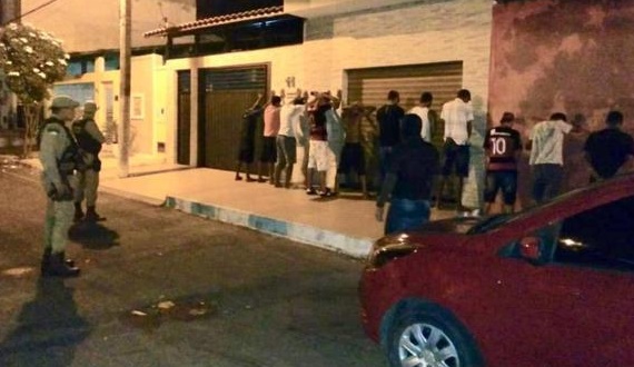 Policia Militar realiza blitz em bares e veículos no centro de Paulo Afonso (Fotos)