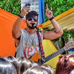 Luau na Praça traz Julhinho Razeck acústico, neste sábado