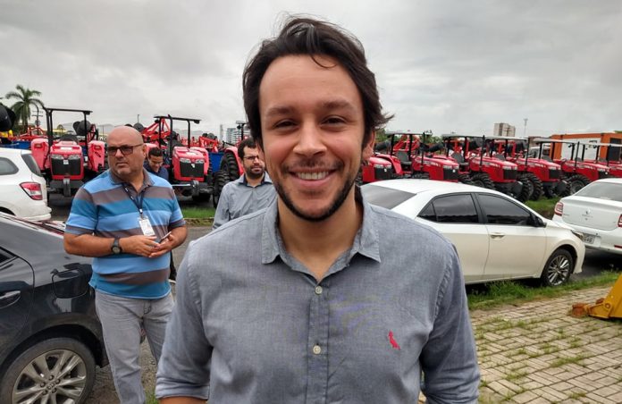 Negromonte Júnior questiona Bolsonaro: “Nova política é o que? Passar o trator em cima de todo mundo e fazer o que pensa?”