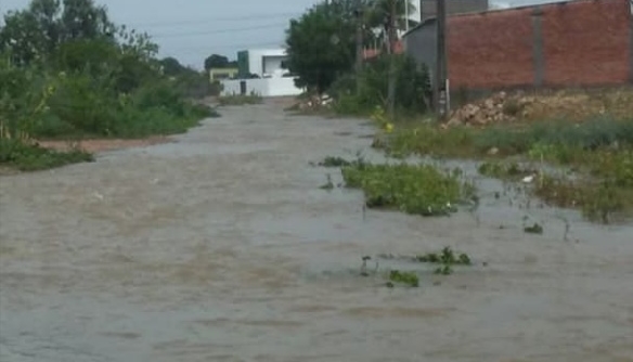Em vídeo, morador do bairro Caminho dos Lagos se revolta com alagamento: “Toda vez que chove é essa agonia”