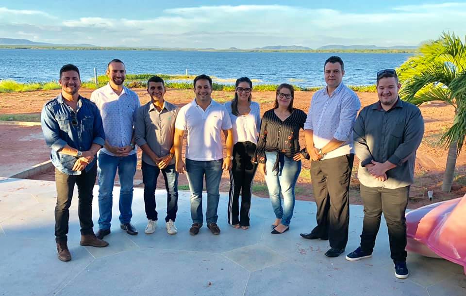 “Conseguimos!”, comemora prefeito David Cavalcanti ao apresentar novos médicos que atuarão em Glória (BA)