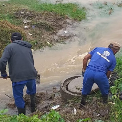 Equipes da prefeitura tentam desobstruir bueiros