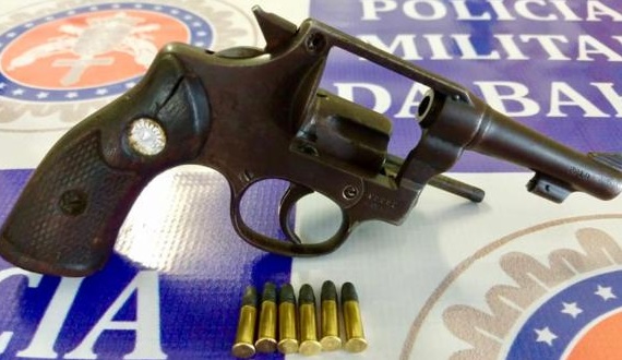 Em abordagem rotineira, PM apreende arma de fogo em bolsa de mulher em Paulo Afonso