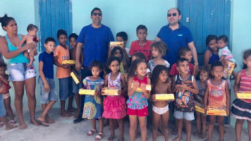 Grupo de amigos distribui chocolates em bairros carentes de Paulo Afonso