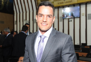 Deputado doa R$ 10 mil para restauração de igreja atingida por incêndio em Monte Santo