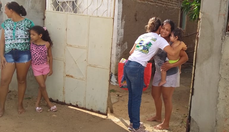 Moradora distribui mais 100 ovos de chocolate e kits com alimentos a crianças e famílias carentes do BTN