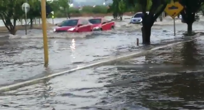 Vídeos mostram alagamento na principal via que liga o centro, BTN e área rural de Paulo Afonso