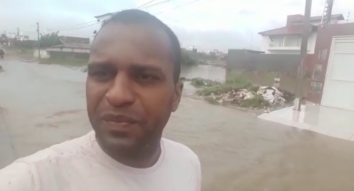 Morador de bairro nobre de PA mostra rua e casa alagadas, e desabafa: “É revoltante, trabalhar tanto” (Vídeo)