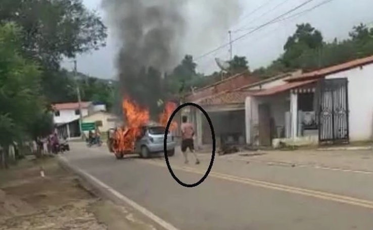 Inconformado com suposta traição, homem morre após atear fogo e entrar no carro em chamas
