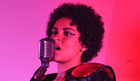 Xanda Diáfana se apresenta no Luau na Praça deste sábado (25)