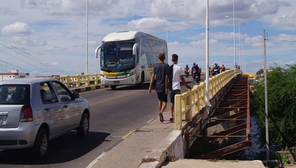 Insegurança para pedestres e ciclistas na Ponte da Ilha de Paulo Afonso preocupa especialistas em Segurança do Trabalho