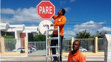 Troca de placas de sinalização no trânsito de Paulo Afonso
