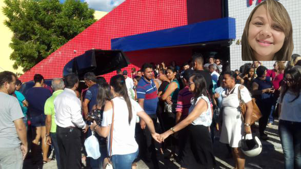 Sob comoção, corpo de mãe morta pelo filho a facadas é sepultado em Paulo Afonso; veja vídeos e fotos