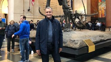 Rui Costa ironiza Bolsonaro durante visita ao Museu de Historia Natural em Nova York