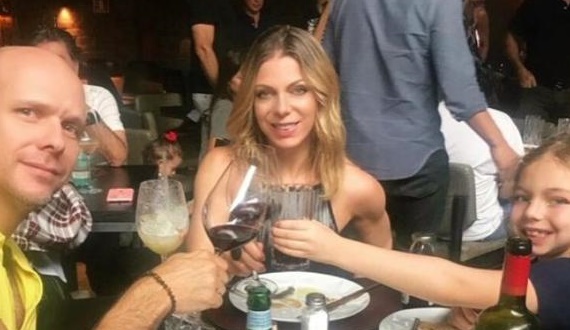 Sheila Mello posta foto ao lado do ex-marido e bloqueia comentários na imagem
