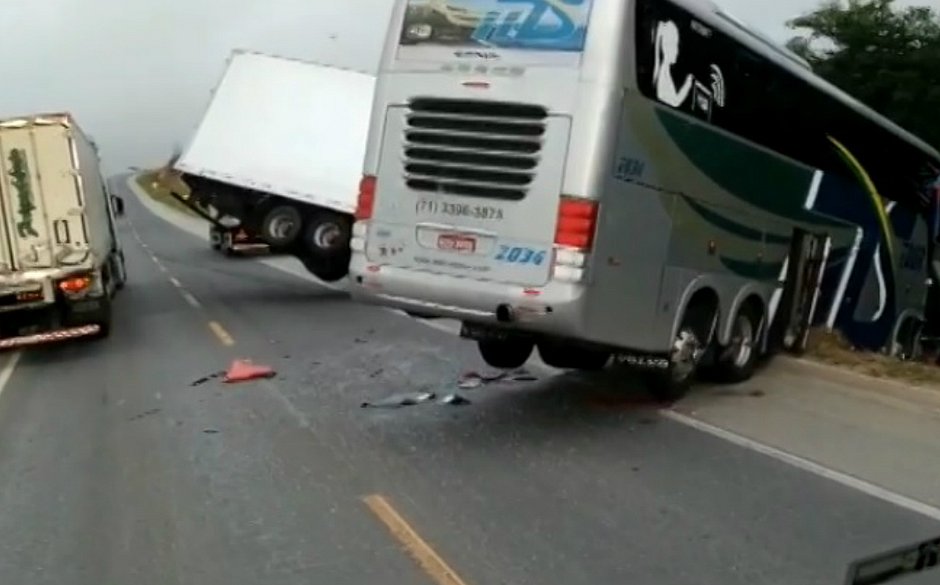 Acidente com ônibus que levava time sub-15 do Bahia deixa dois mortos