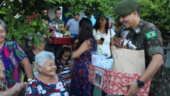 1ª Companhia de Infantaria faz doação e presta homenagem às mães do Lar Vicentino em Paulo Afonso