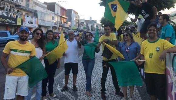 Pequeno, mas fiel: grupo pró-Bolsonaro faz ato em Paulo Afonso. Veja como foi! (Fotos e Vídeos)