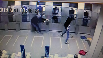 Vídeo mostra bandidos explodindo caixas eletrônicos em Barreiras, na Bahia