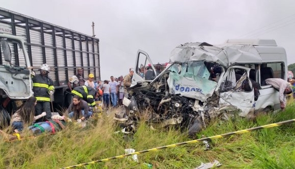 Oito pessoas morrem em acidente na estrada perto de Feira de Santana