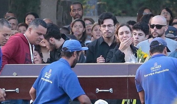 Namorada chora muito no velório do ator Rafael Miguel e seus pais em SP; veja fotos