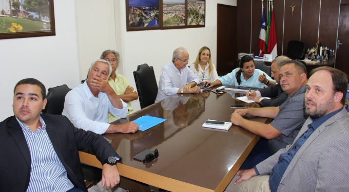 Prefeitura vai gastar mais de R$ 32 mil para renovar mobília do gabinete de Luiz de Deus