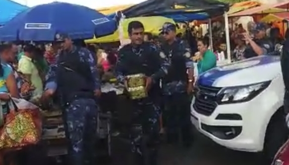 Paulo Afonso: vídeo de ação da GM apreendendo uvas de feirante viraliza e prefeitura explica episódio