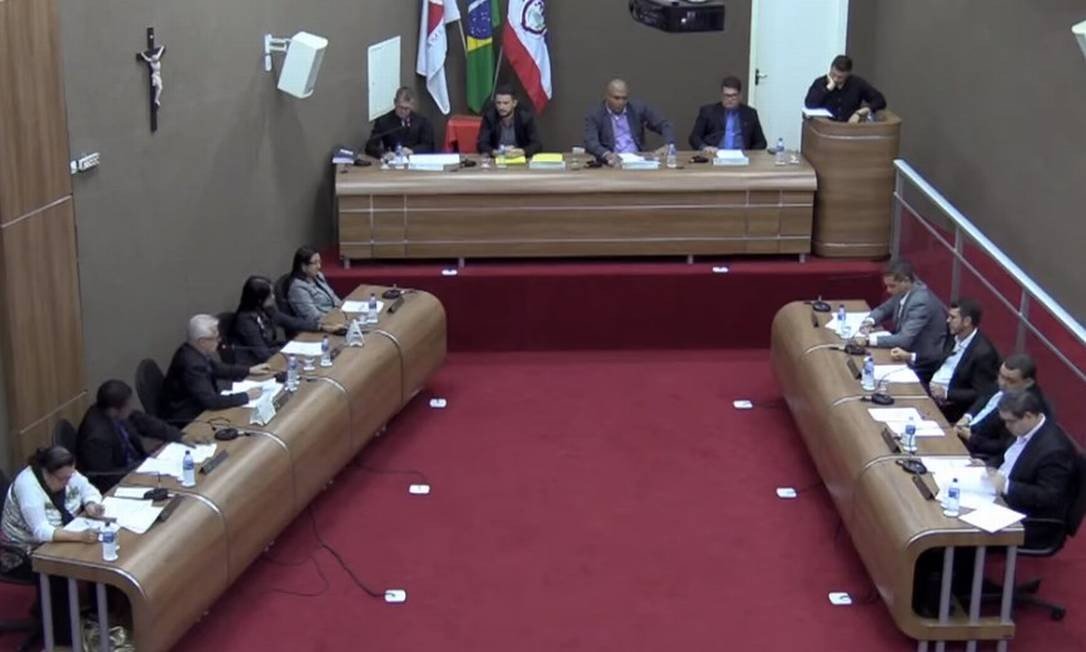 Vereadores aprovam redução dos próprios salários de R$ 6 mil para R$ 1,2 mil