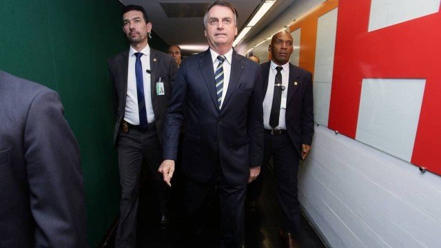 Projeto de Bolsonaro acaba com multa no transporte de criança sem cadeirinha e faróis ligados de dia