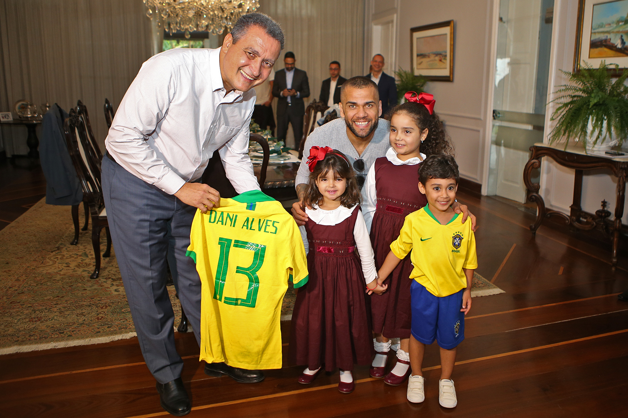 Em encontro, Rui Costa e Daniel Alves discutem parceria em projetos sociais