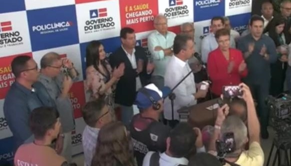 Mário Júnior é muito aplaudido ao ter nome citado pelo governador na entrega da policlínica; veja vídeo