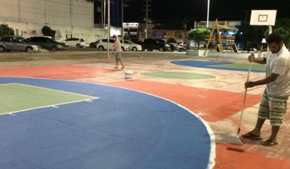 Ignorados pela prefeitura, atletas resolvem pintar quadra de esportes do Lindinalva Cabral