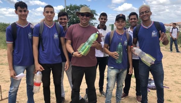 Professor do Cetepi 1 realiza lançamento de foguetes a água em comemoração aos 50 anos da chegada do homem à Lua