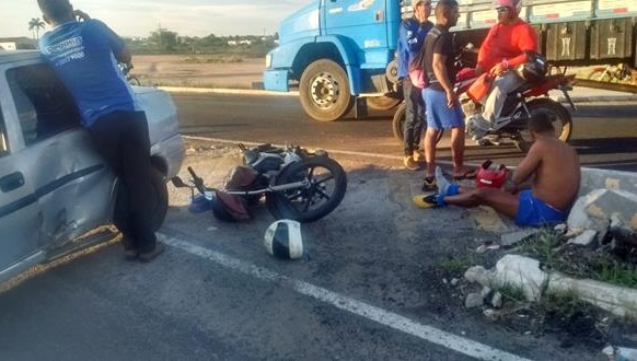 Paulo Afonso: Condutor de carro faz conversão proibida e causa acidente próximo ao Assaí; veja fotos e vídeo