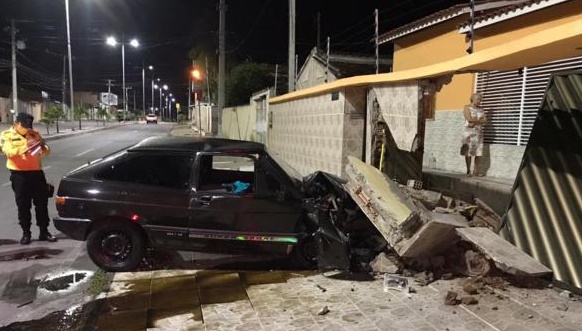 Motorista perde controle do veículo, derruba muro e quase invade casa em Paulo Afonso