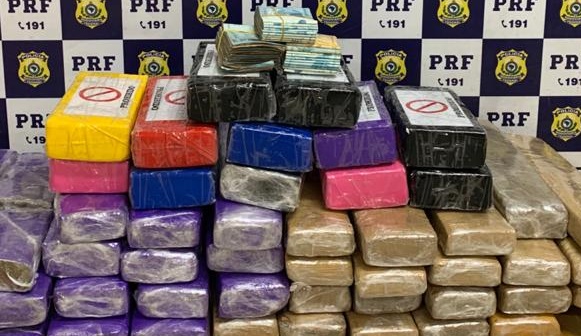 Casal é preso em Corolla com 40kg de maconha, 12,5kg de cocaína e R$ 30 mil para abastecer Paulo Afonso